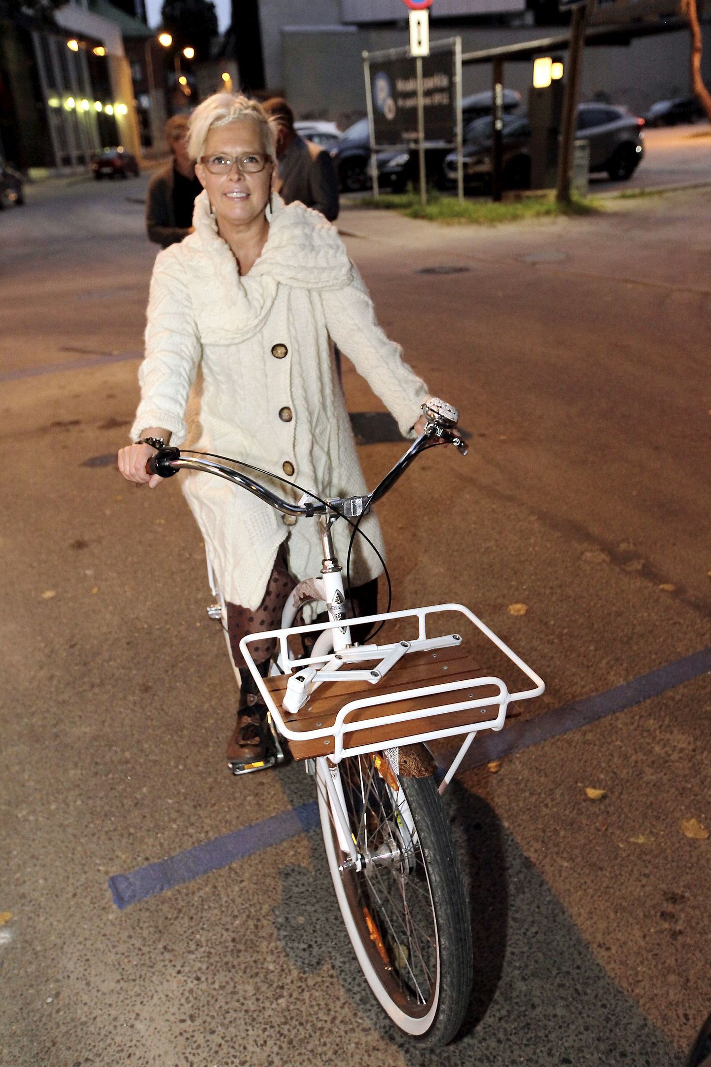 Evelin Ilves sõidab stiilse jalgrattaga öises Tallinna vanalinnas