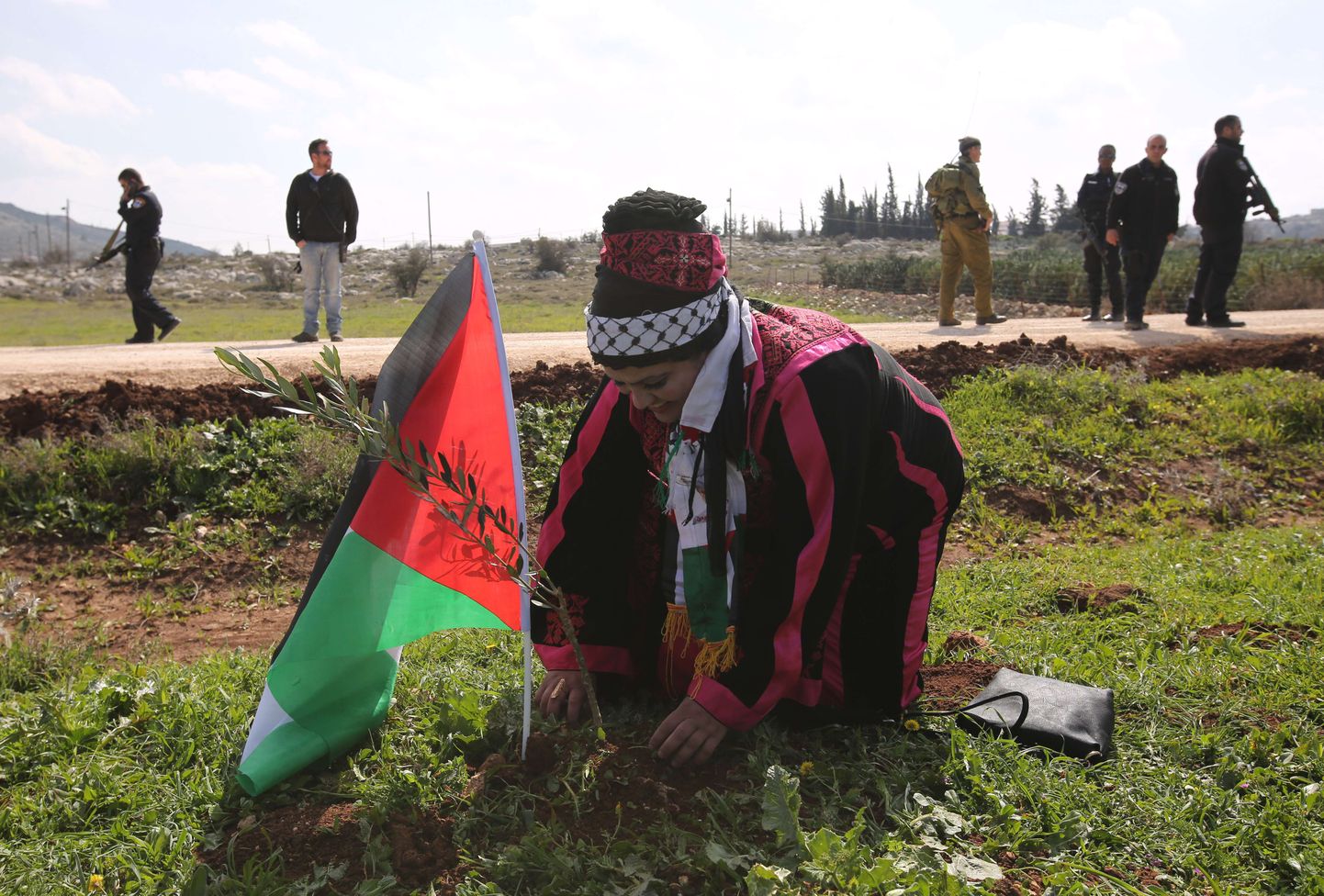 Ofra lähistel toimus täna palestiinlaste protestiavaldus - nad istutasid oliivipuid.