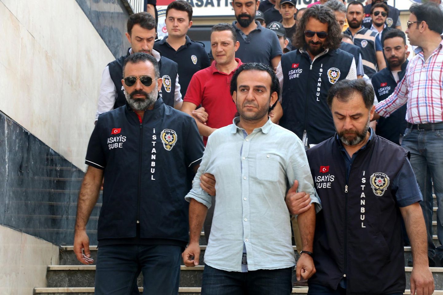 Türgi politsei eskordib ajakirjanikku Bulent Mumayd ja tema ametivendi kohtusse.