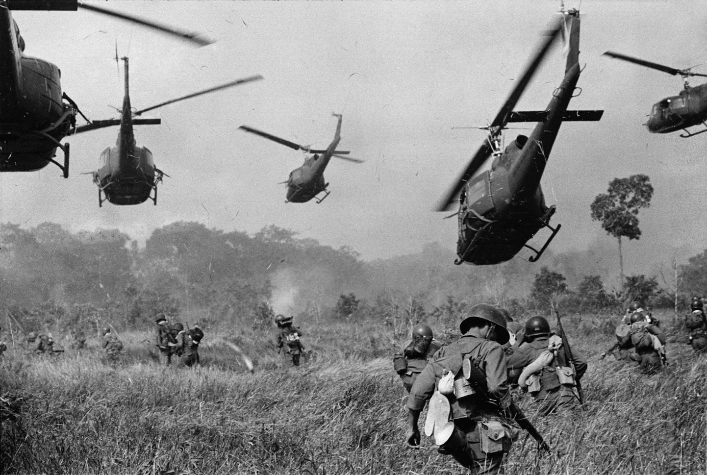 Horst Faasi 1965. aastal tehtud fotol ründavad Ühendriikide sõdurid kommunistide positsioone Vietnami loodeosas Tay Ninhi lähedal.