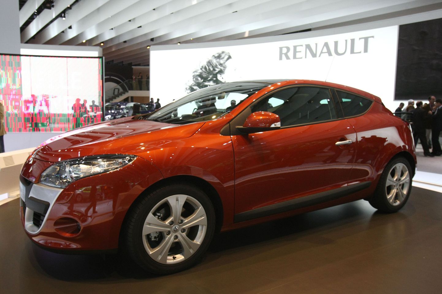 Renault Megane Coupe Pariisi autonäitusel.