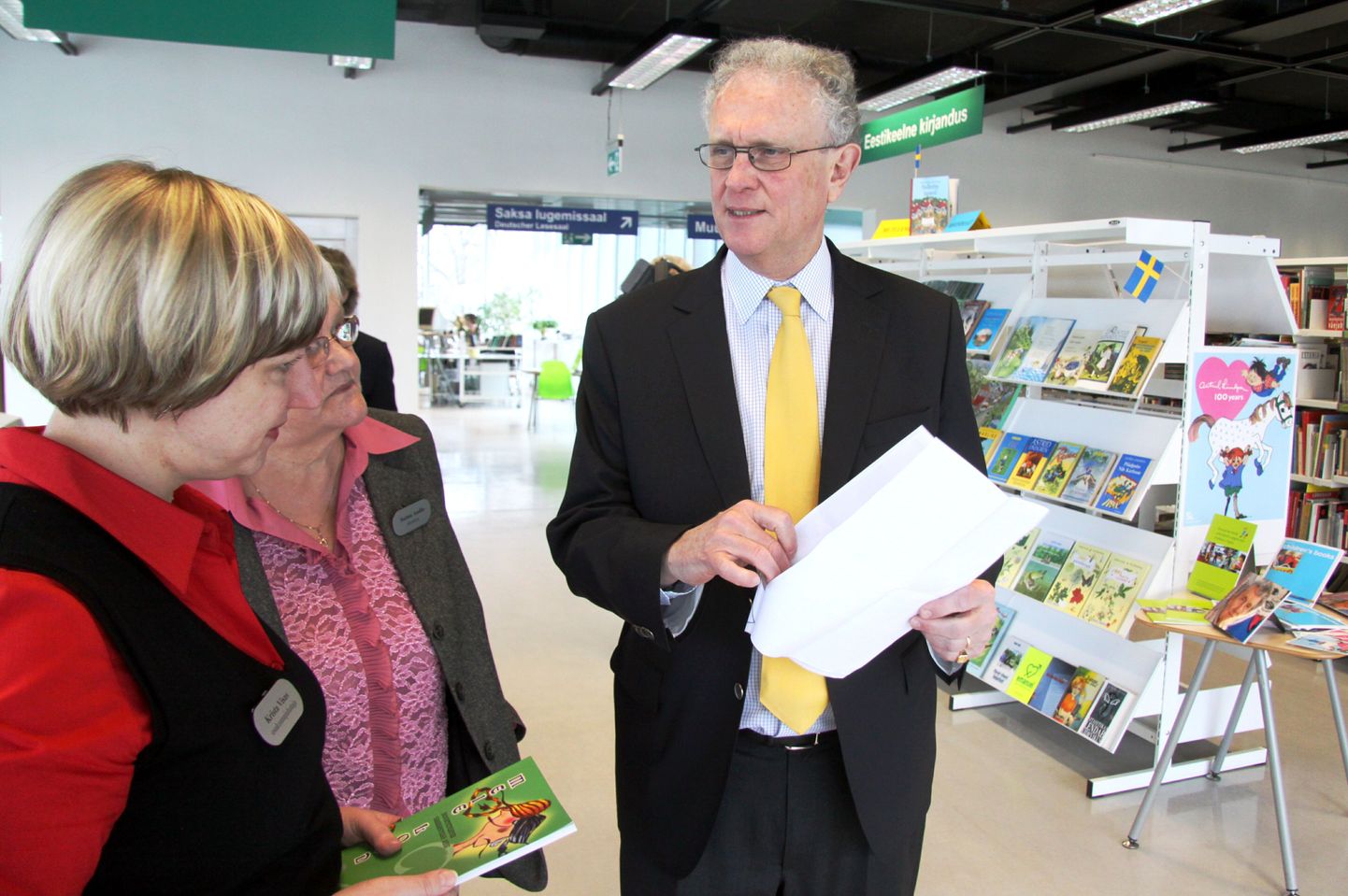 Näituse avamisel viibis Rootsi suursaadik Jan Palmstierna, kellele tutvustati raamatukogu.