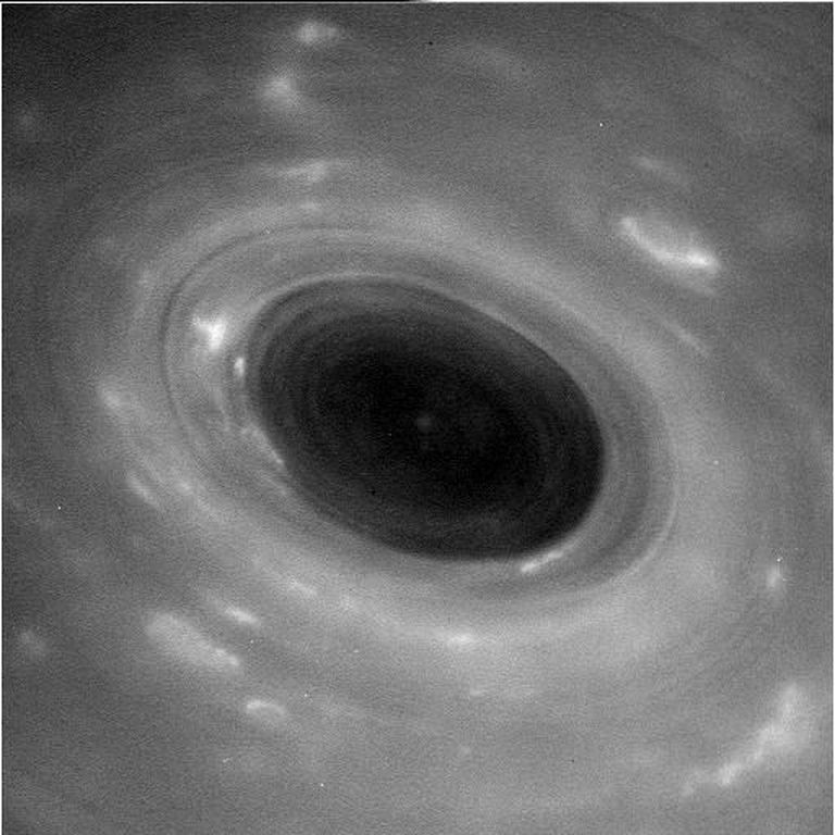 Cassini tehtud esimesed pildid Saturni rõngastest. Sellel pildil on näha Saturni rõngad lähemalt kui kuangi varem.