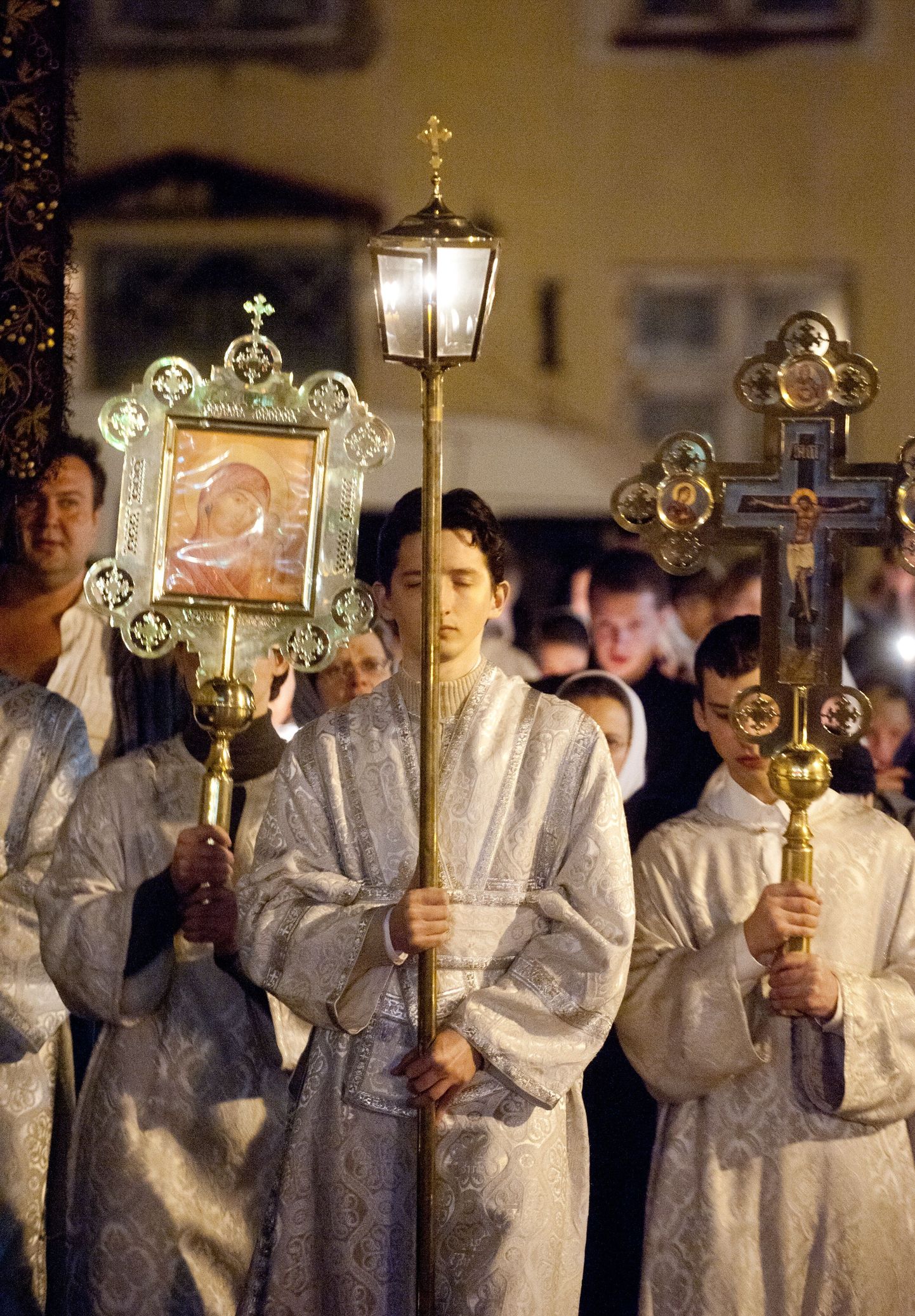 Ülestõusmispüha ristikäik Nevski katedraali juures.