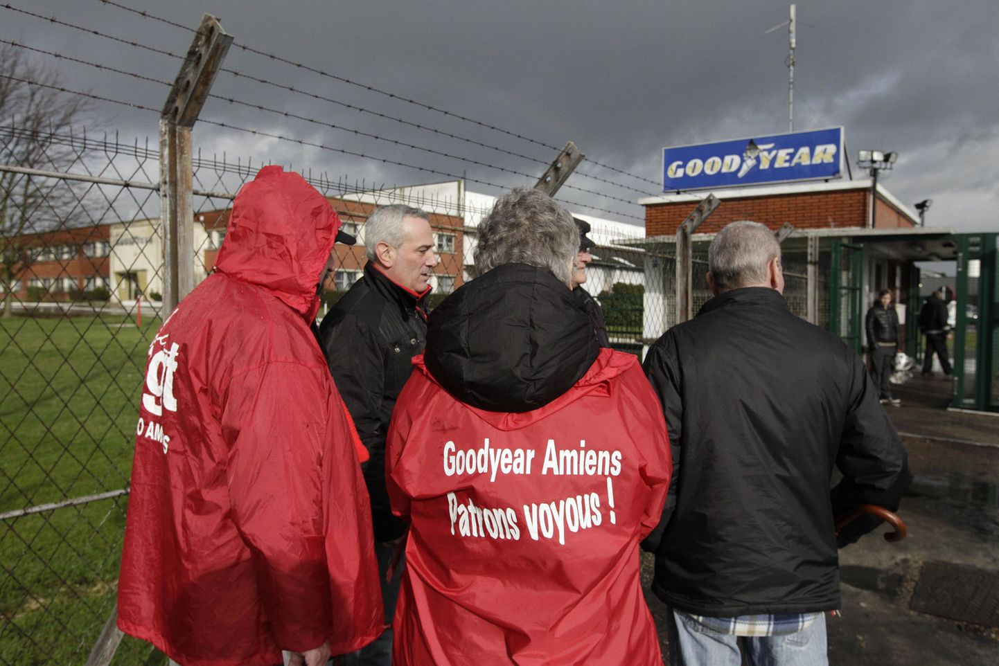 Töölised seisavad Goodyeari rehvitehase väravas Põhja-Prantsusmaal Amiens'is.