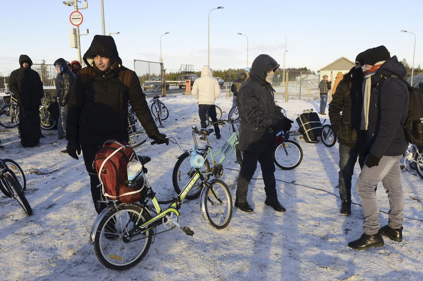 Pagulased ja migrandid Vene-Norra piiril Nikkelis. Julgeolekuekspertide sõnul on nn jalgrattamigrandid näide sellest, kuidas Venemaa rännet Euroopa hirmutamiseks kasutab.