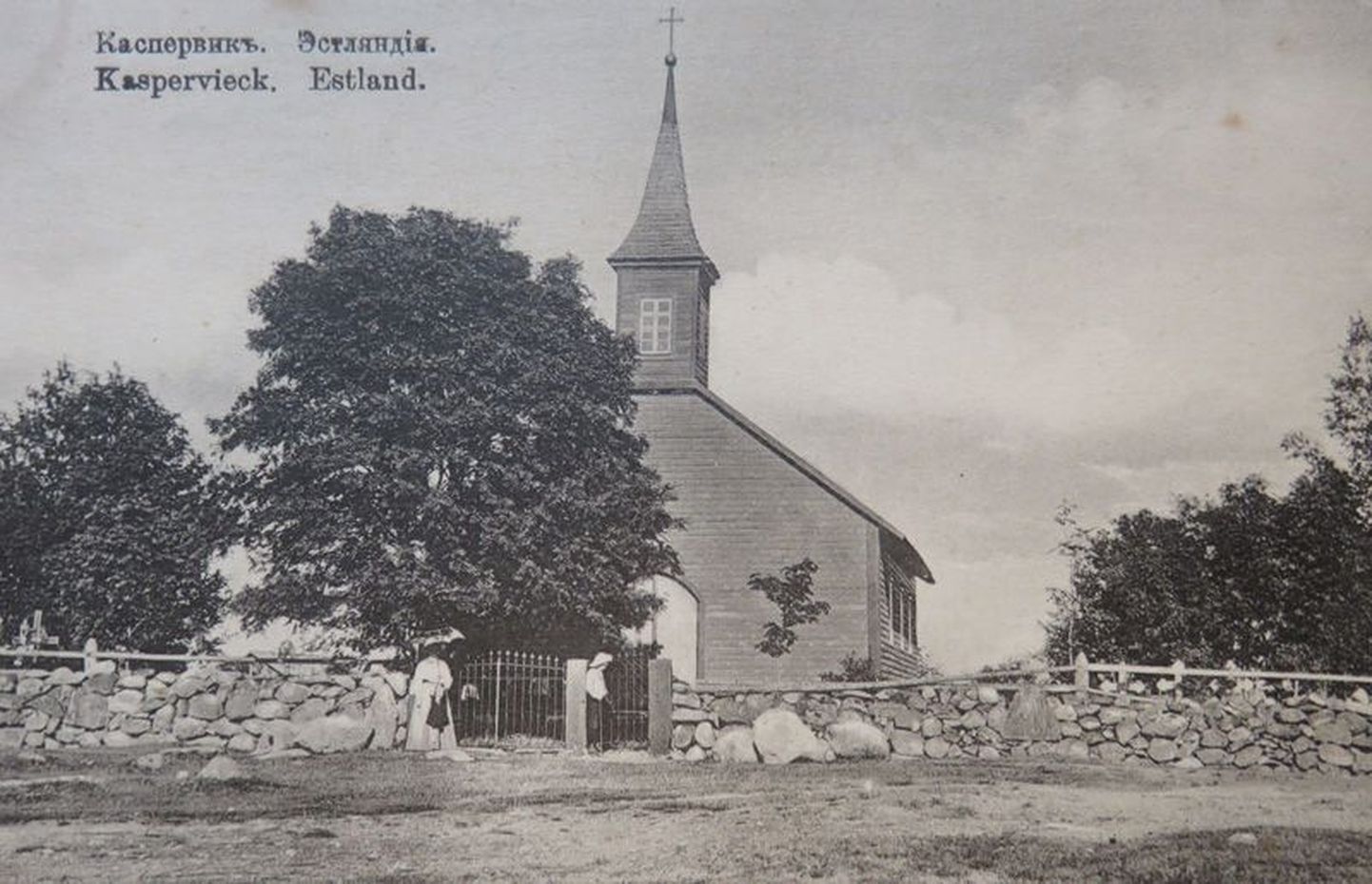 Käsmu kalmistul asuv kabel on aja jooksul muutunud heledamaks ja kaotanud tornikiivri.