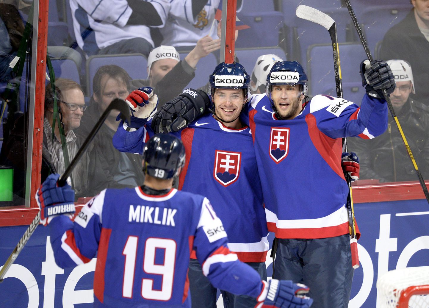 Slovakkia koondise mängijad väravat tähistamas.