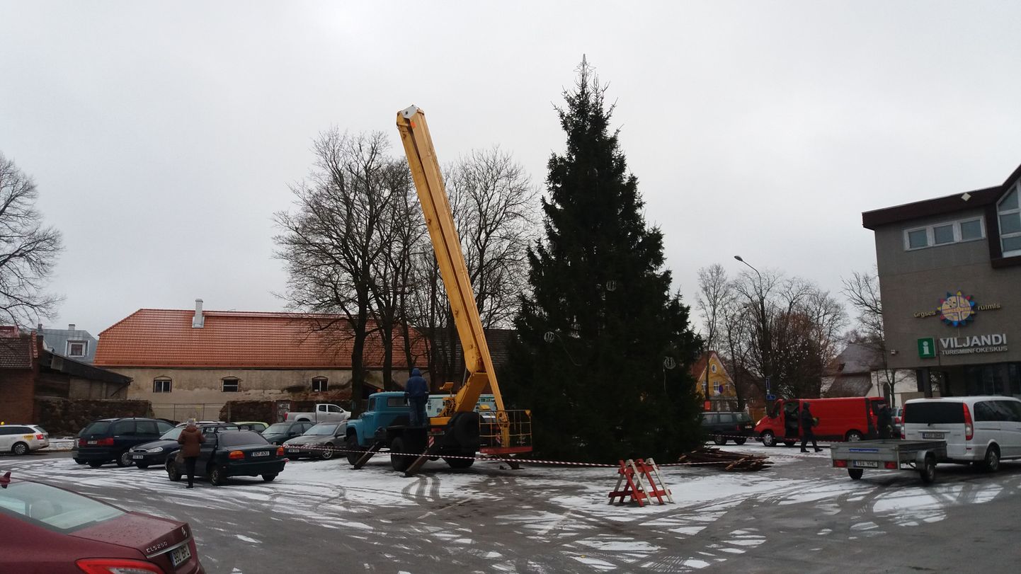 Esmaspäeval võeti Viljandi jõulupuult maha ehted ja keriti kokku kaablid.
