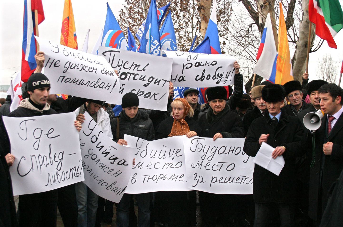 Tšetšeenid Groznõis 25. detsembril Budanovi ennetähtaegse vabanemise üle protesti avaldamas.