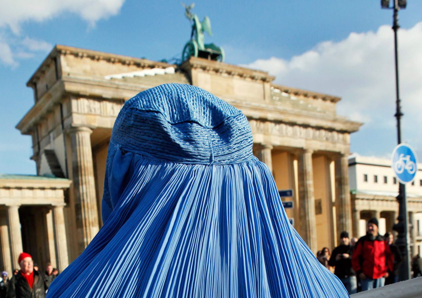 Burkat kandev naine meeleavaldusel Brandenburgi värava juures.