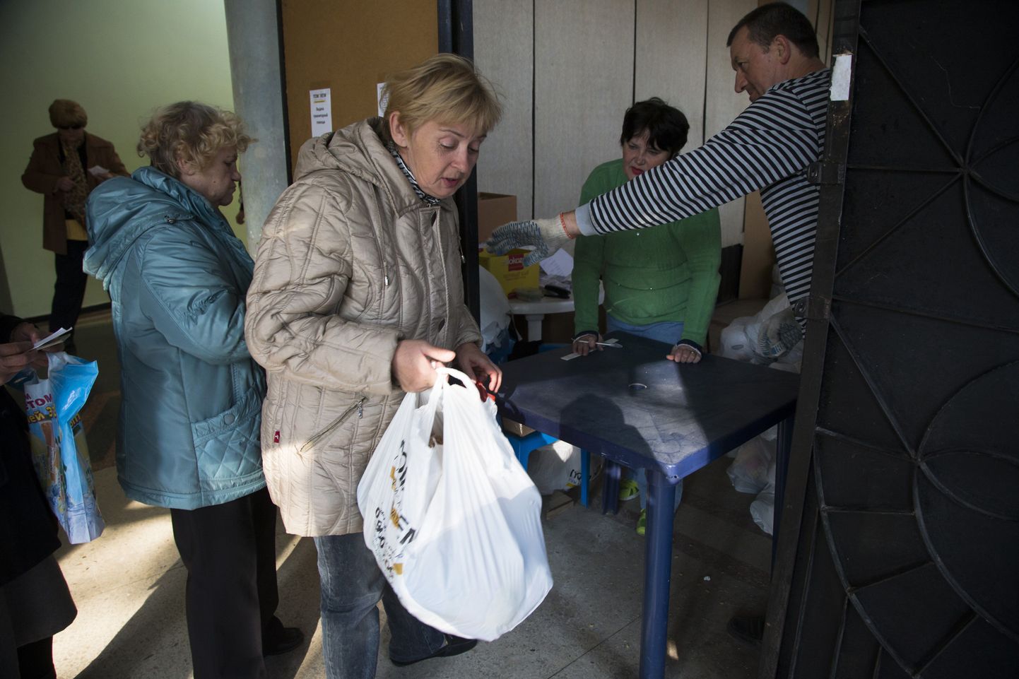Inimesed Donetski humanitaarabi jaotuspunktis.