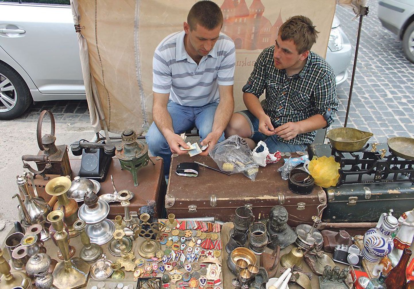 Торговцы сувенирами с советской символикой уверены, что вскоре такой товар уйдет в подполье.