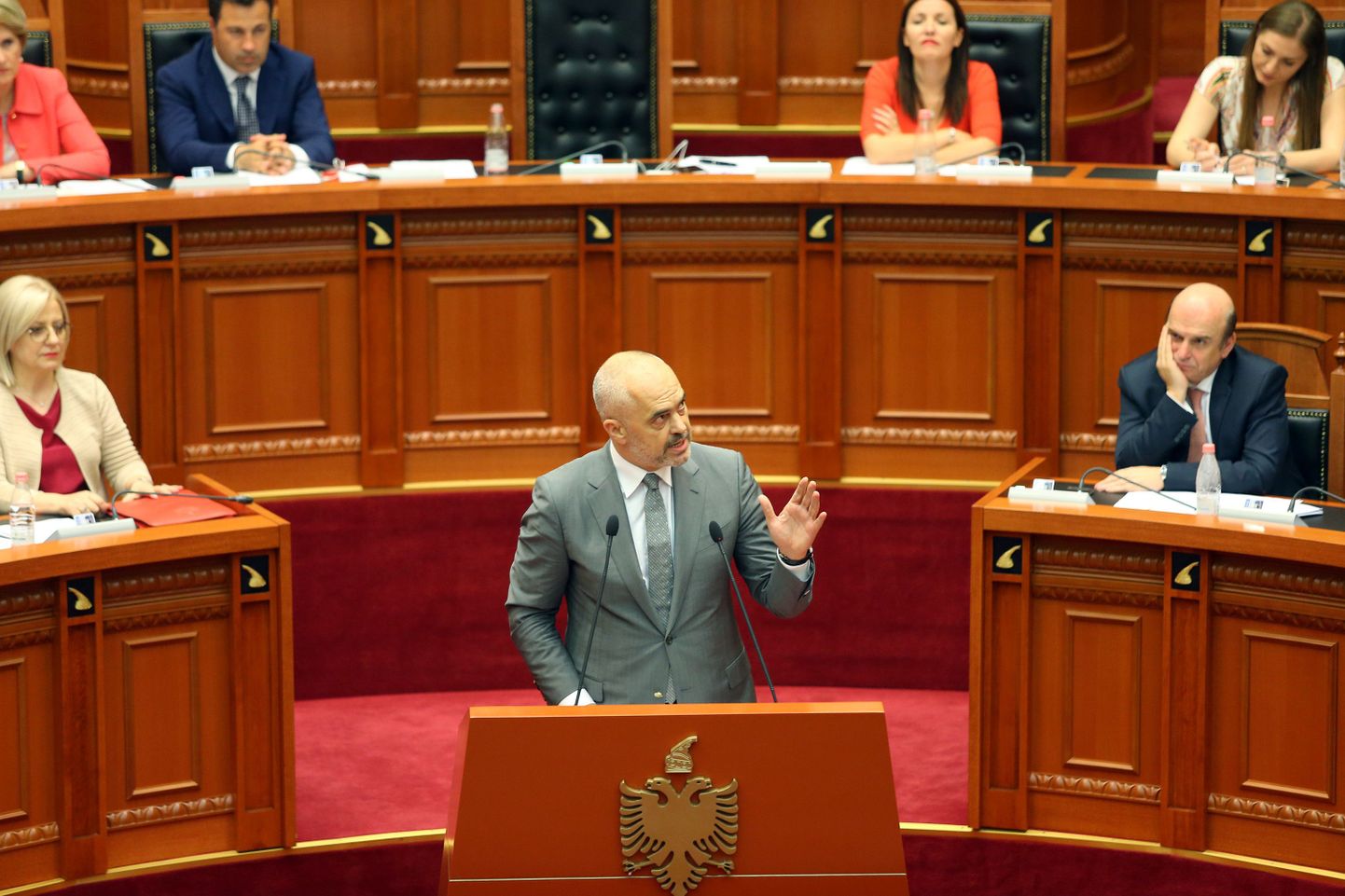 Albaania peaminister Edi Rama kõnelemas tänasel parlamendiistungil, kus võeti vastu justiitsreform.