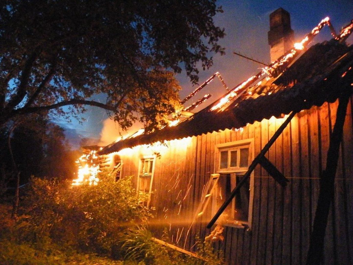Jõgevamaal Kärdes põles 24. juuli hilisõhtul elumaja.