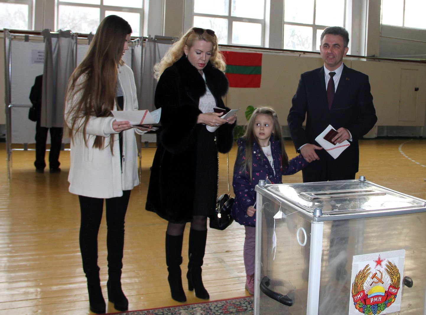 Vadim Krasnoselski koos abikaasa ja tütardega eile Tiraspoli hääletusjaoskonnas.