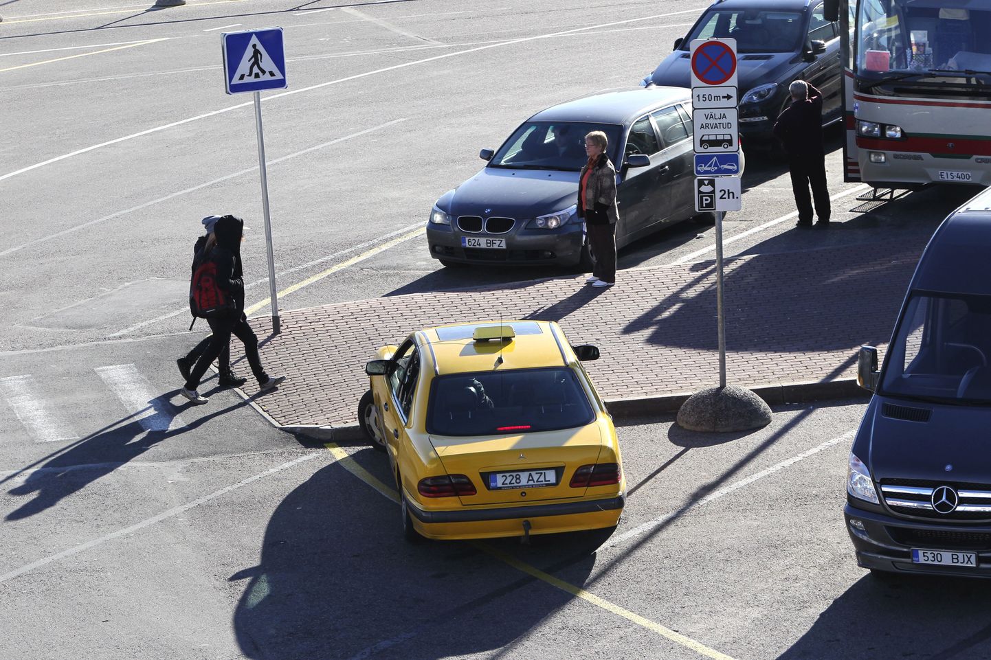 Таксисты игнорируют запрет на парковку в порту.