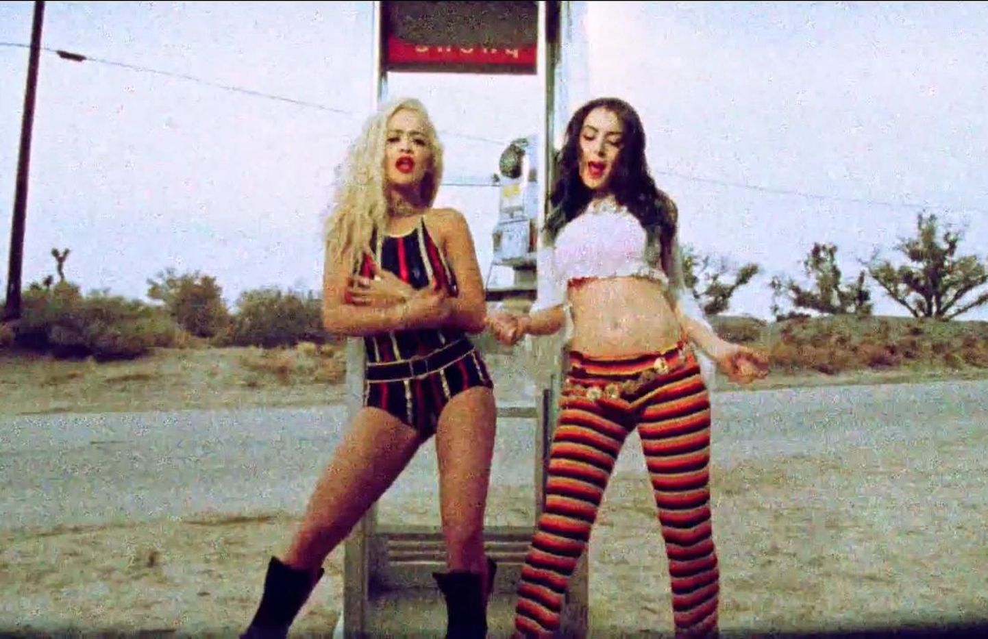 Rita Ora ja Charli XCX muusikavideos «Doing It»