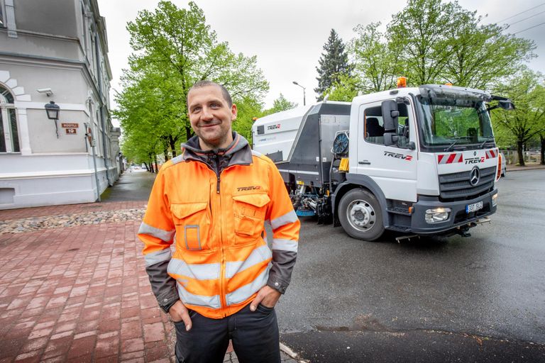Tänavahooldusmasina juht Siim Pärna kiitis samuti uut masinat. Kuigi tegemist on suure sõidukiga, siis tema sõnul sellega tänavatel väga keeruline sõita ei ole, kuna peeglid on suured ja abiks on kaamerad.