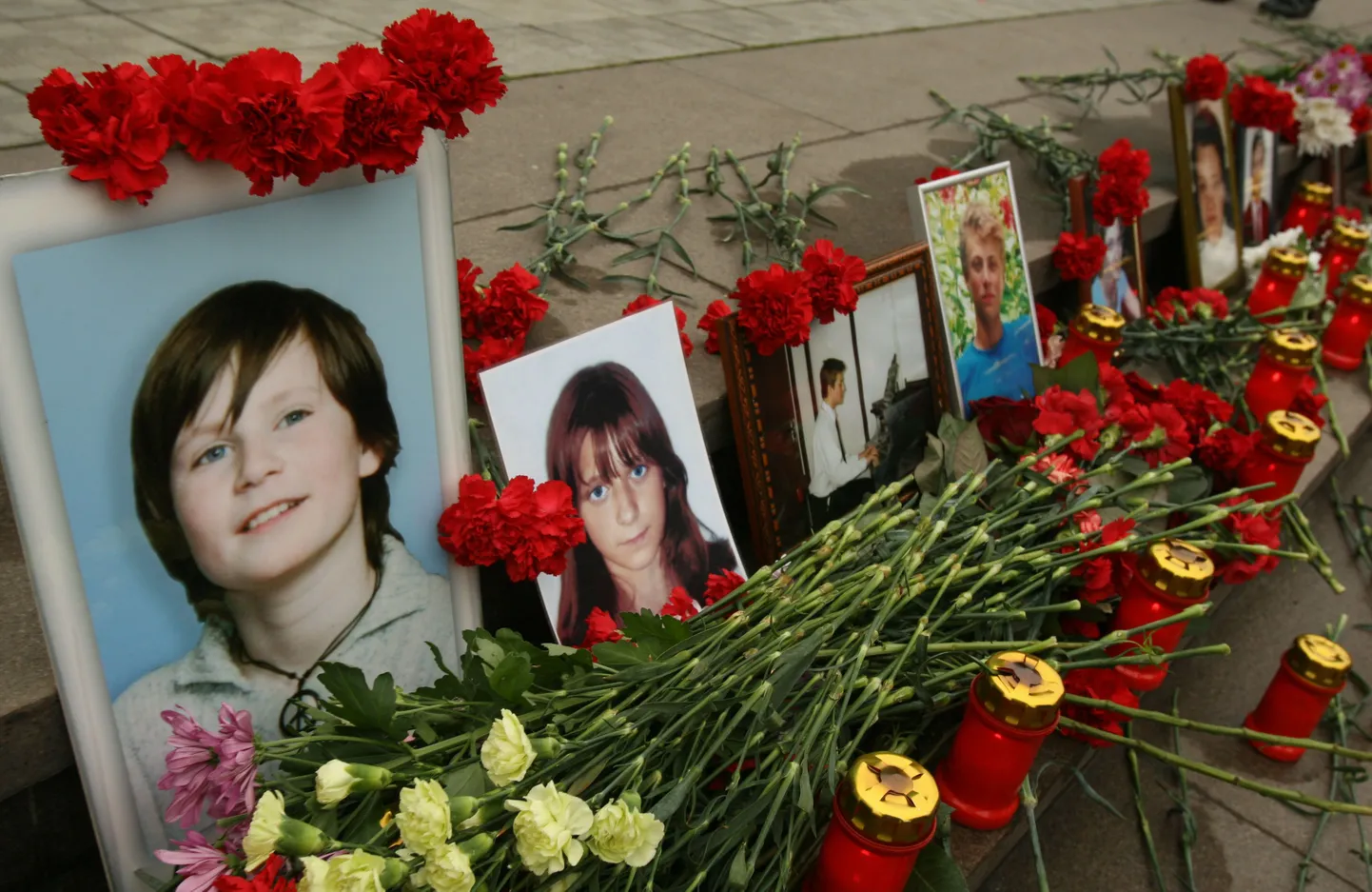 Каждую годовщину захвата «Норд-Оста» на Дубровке выстраиваются очереди людей, желающих положить цветы к фотографиям заложников, которые не дожили до освобождения