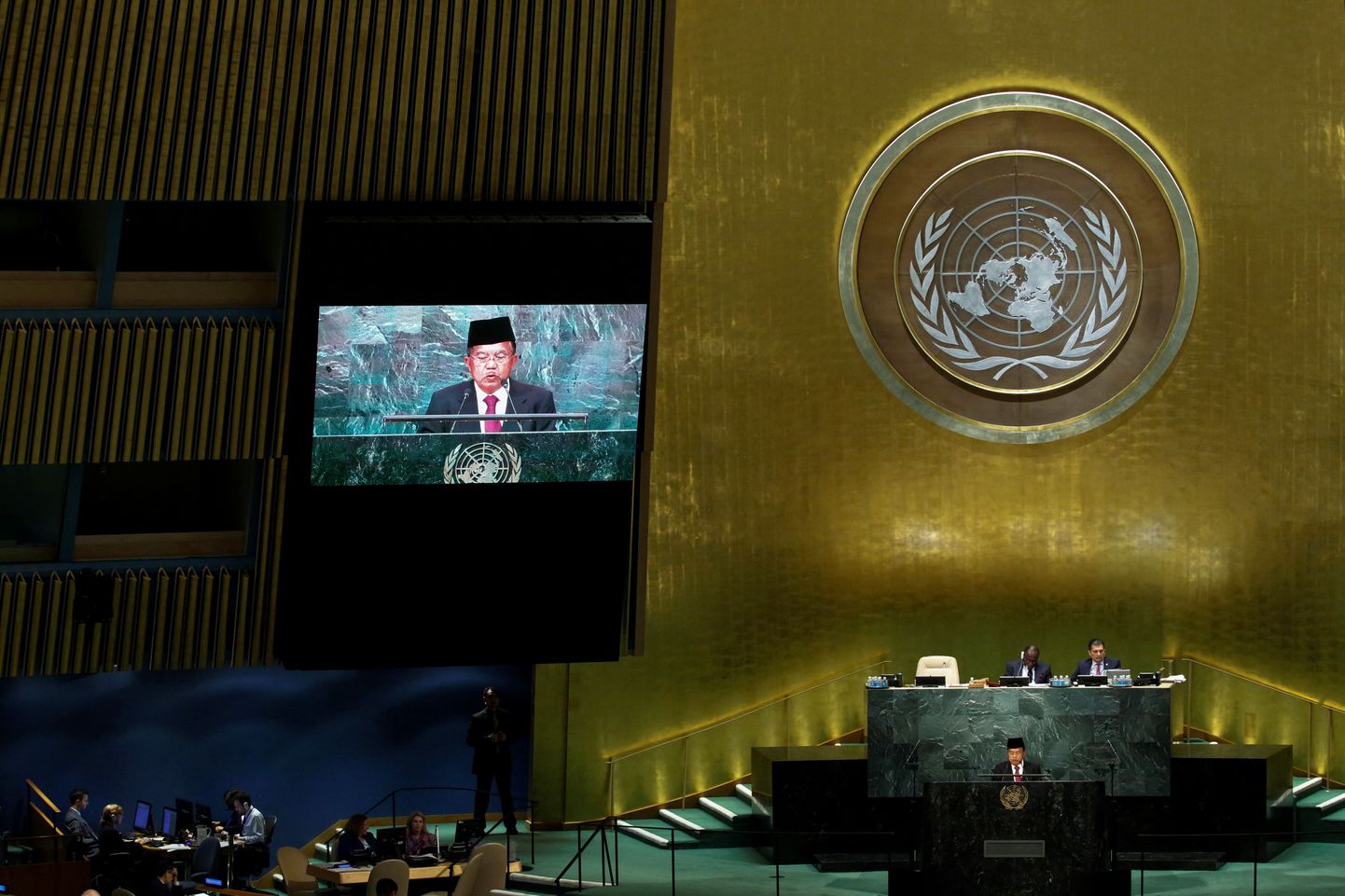 Indoneesia asepresident Muhammad Jusuf Kalla ÜRO Peaassamblee istungil kõnepuldis.