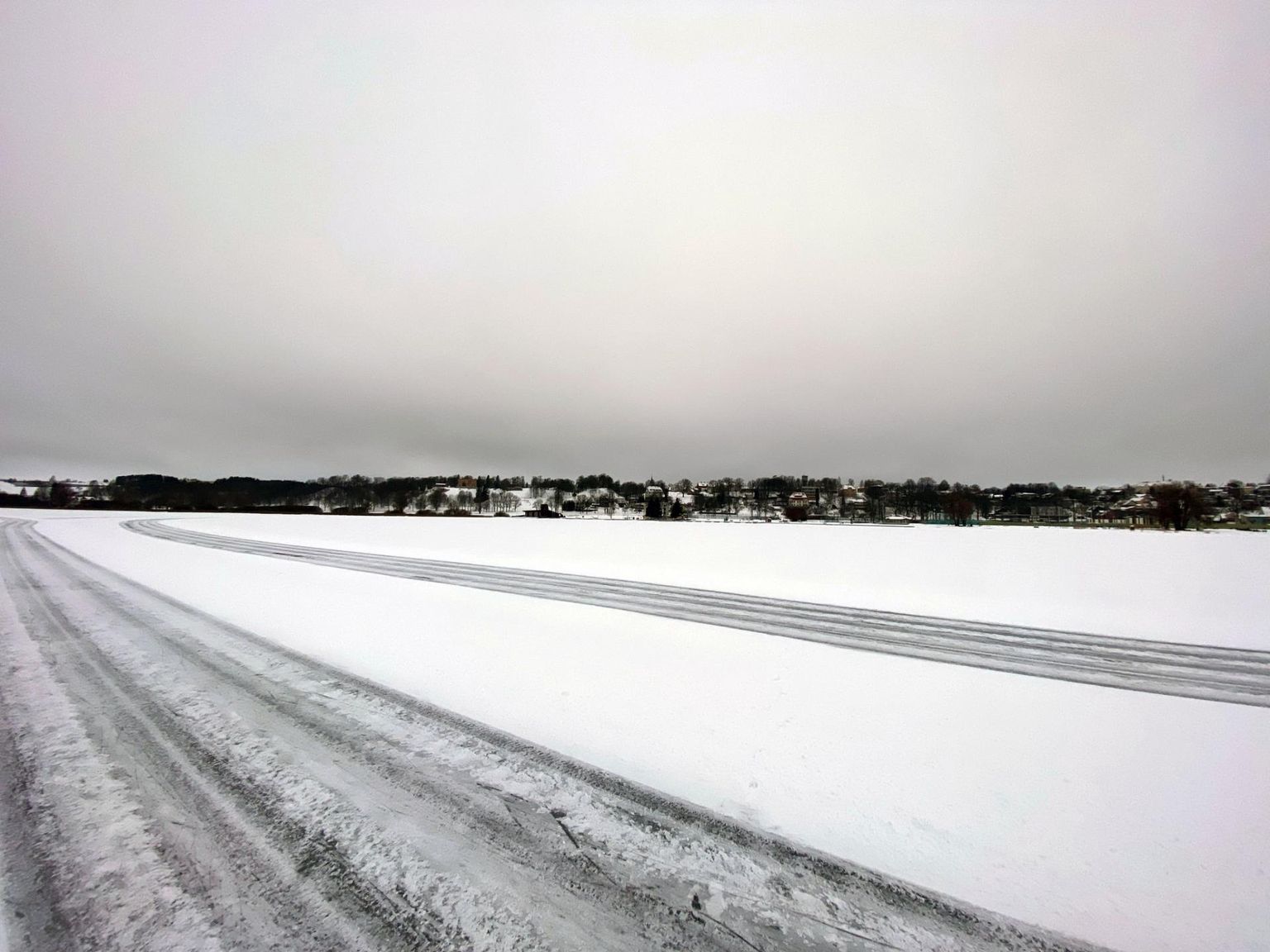 Viljandi järvel lükati esmaspäeva hommikul lahti viie kilomeetri pikkune uisurada.