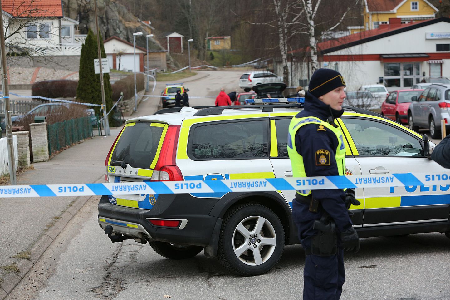 Rootsi politseinikud Uddevallas, kus täna hommikul leiti kolm surnukeha.