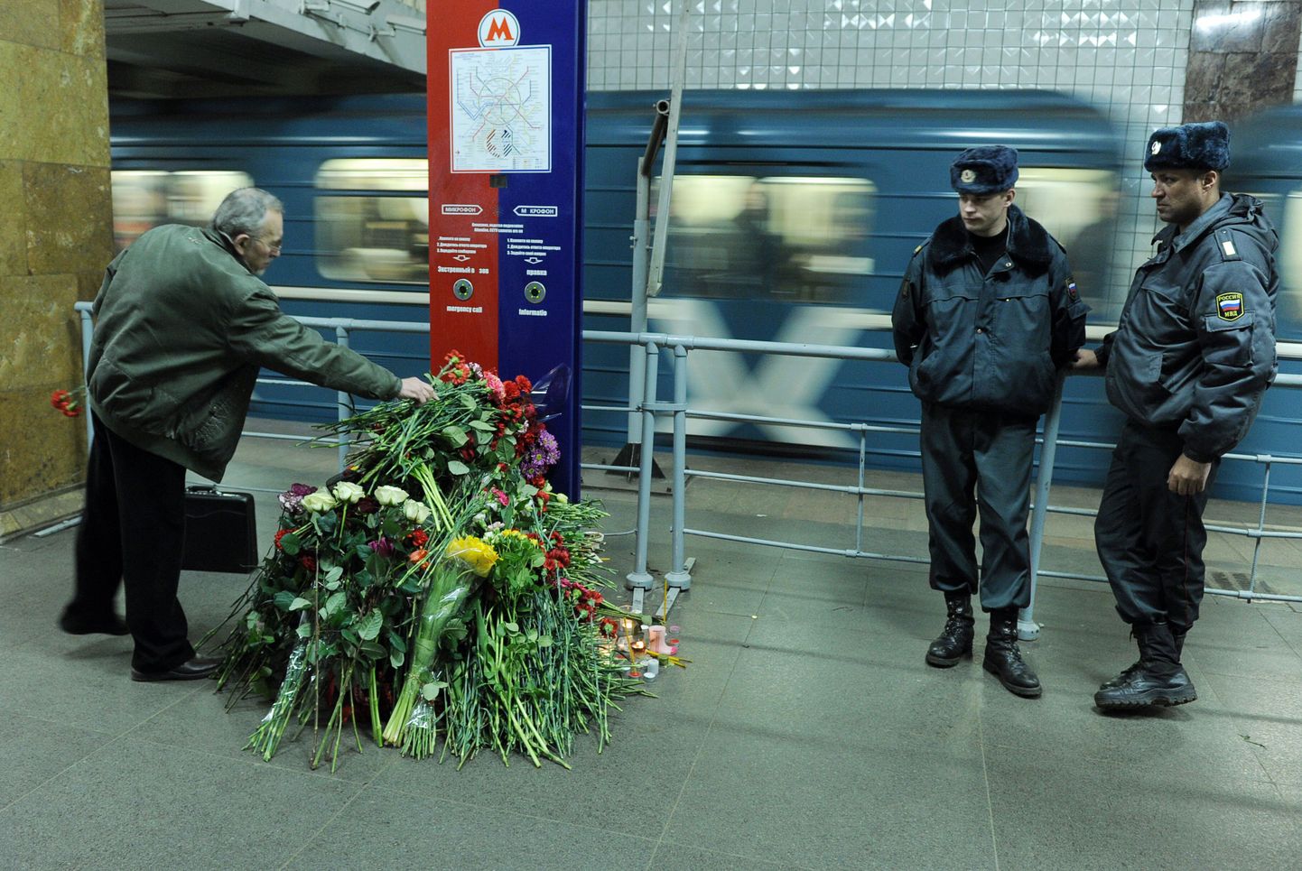 Mees asetab lille Park Kulturõ metroojaamas 31. märtsil, kaks päeva pärast terroriakti.
