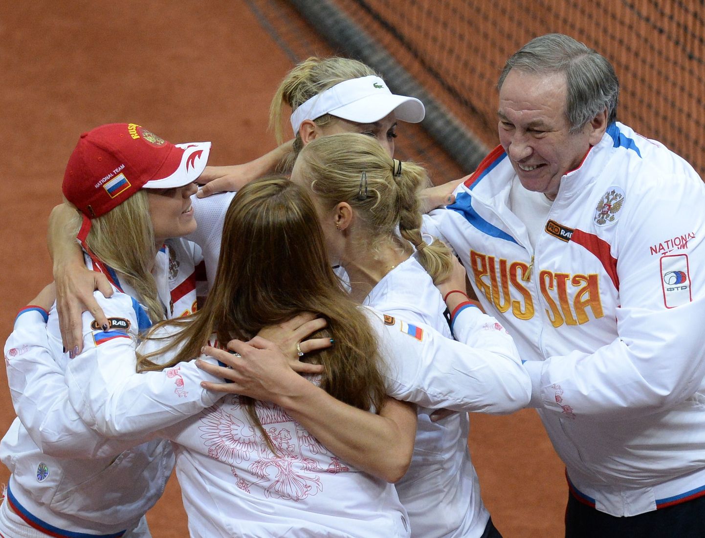 Шамиль Тарпищев вместе с российской женской теннисной командой.