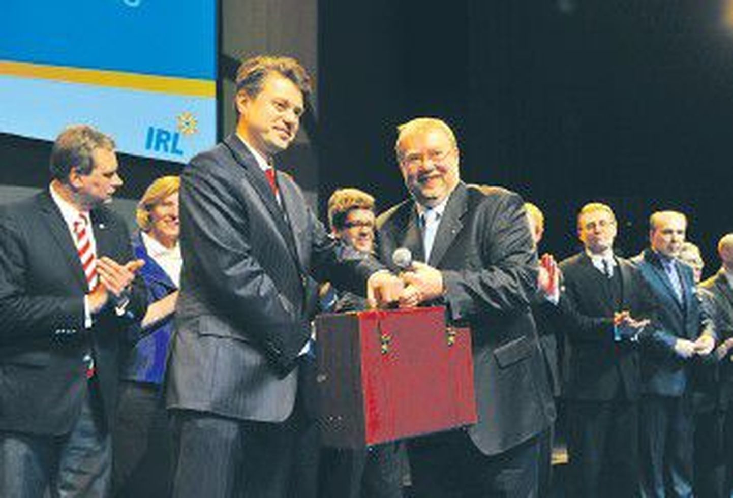 Новый председатель IRL Урмас Рейнсалу (слева) и почетный председатель партии Март Лаар.