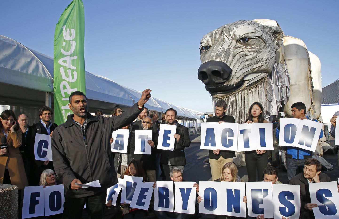 Lõuna-Aafrika päritolu Greenpeace'i juht Kumi Naidoo pidamas kõnet Pariisi kliimakõneluste ajal toimuval meeleavaldusel.
