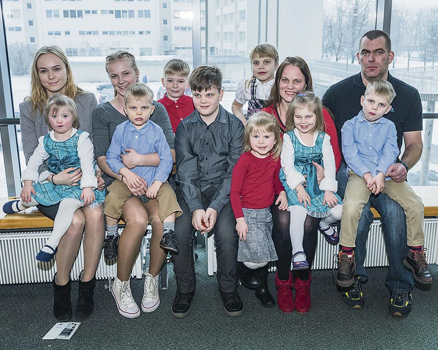 Janika Kleini pere kaheksa last ja nende kaks sõpra. Pildil ei ole pere kõige vanemat järeltulijat, kes on juba täisealine.