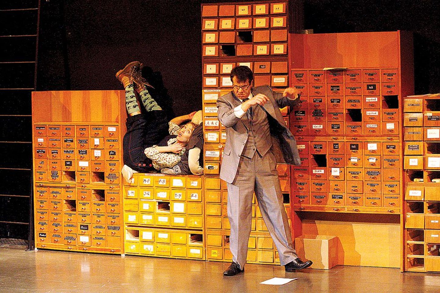 Kunstnik Liisa Soolepa kujundatud lavastuses «Tappa laulurästast» mängib Hannes Kaljujärv lesestunud advokaati Atticus Finchi. Tema tütart Nirksilma kehastab Liisa Pulk.