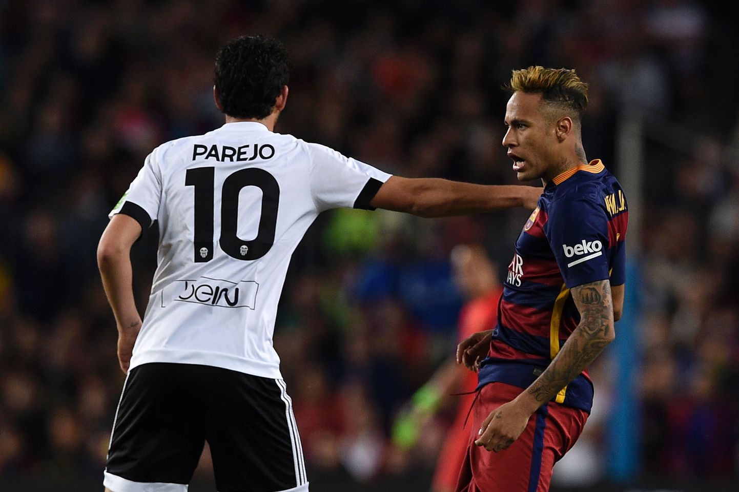 Neymar (paremal) on sattunud maid jagama Valencia poolkaitsja Dani Parejoga.