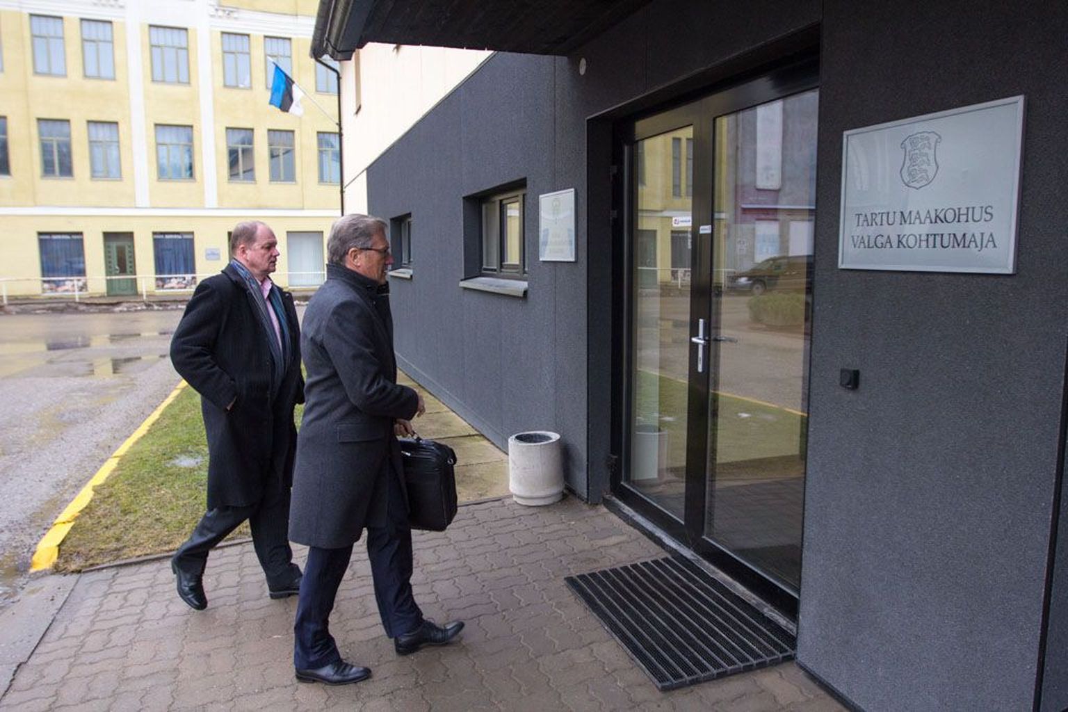 Vandeadvokaat Aivar Pilv ja Aivo Meema suundumas Valga kohtumajja. Meema jäi vaatamata väga tugevale kaitsjale kokkuleppemenetluses omastamises süüdi.
