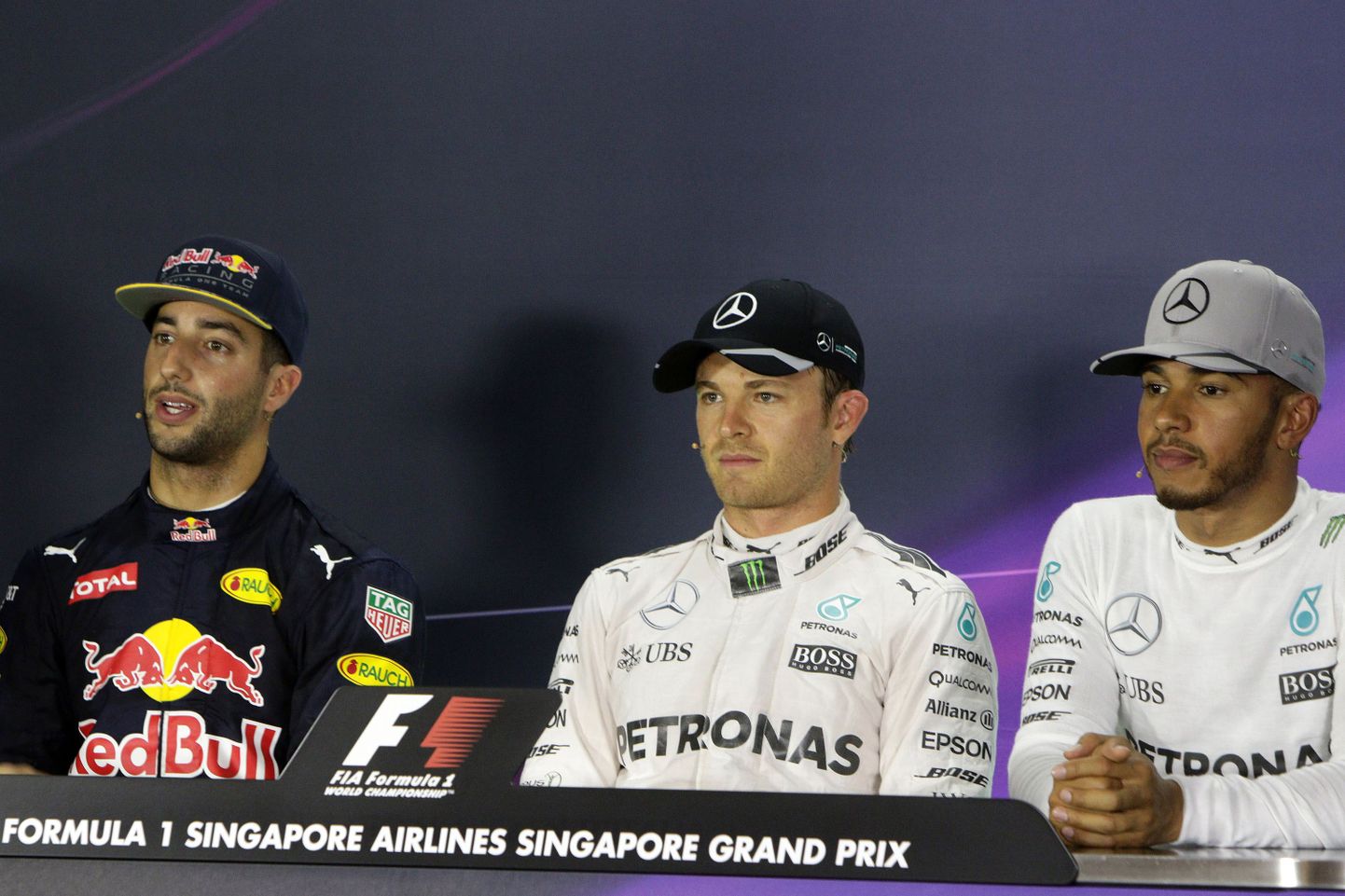 Daniel Ricciardo (vasakul) ja Mercedese sõitjad Nico Rosberg ning Lewis Hamilton.