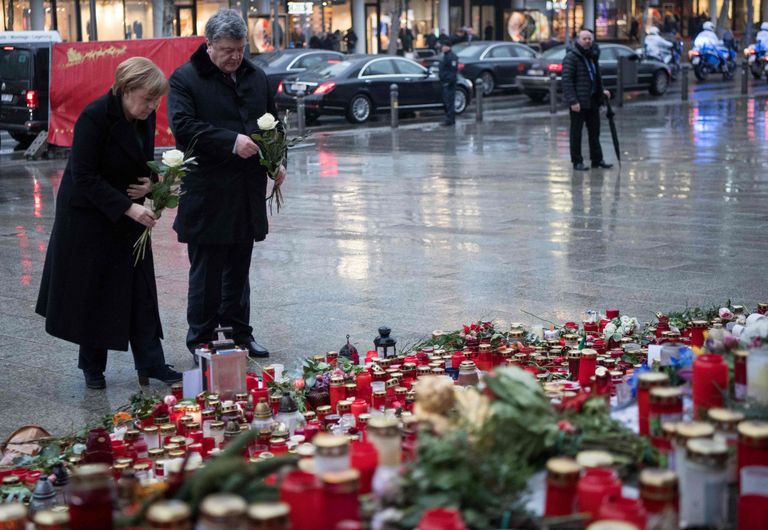 Saksa liidukantsler Angela Merkel ja Ukraina president Petro Poroshenko asetasid täna Berliinis ka lilled jõuluturu rünnakus hukkunute mälestuseks. Foto: Bernd von Jutrczenka / AFP / Scanpix