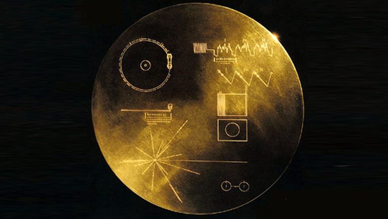 Uz kosmiskajiem lidaparātiem Voyager ir ar zeltu pārklāta vara plate, kurā iemūžināti gan attēli, gan skaņas, kas raksturīgas mūsu planētai