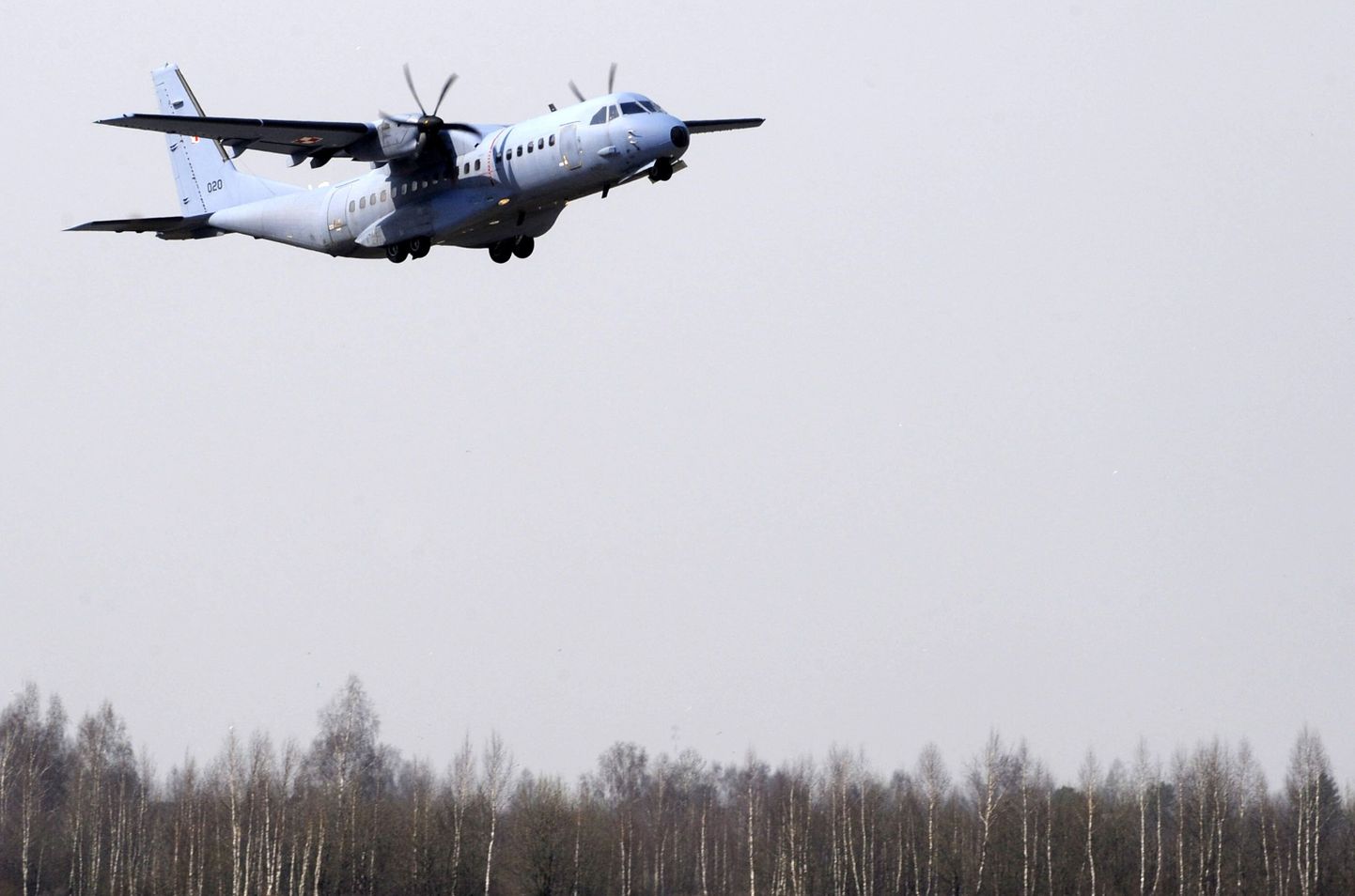 Самолет ВВС Польши с телом Качиньского взлетает в аэропорту Смоленска.