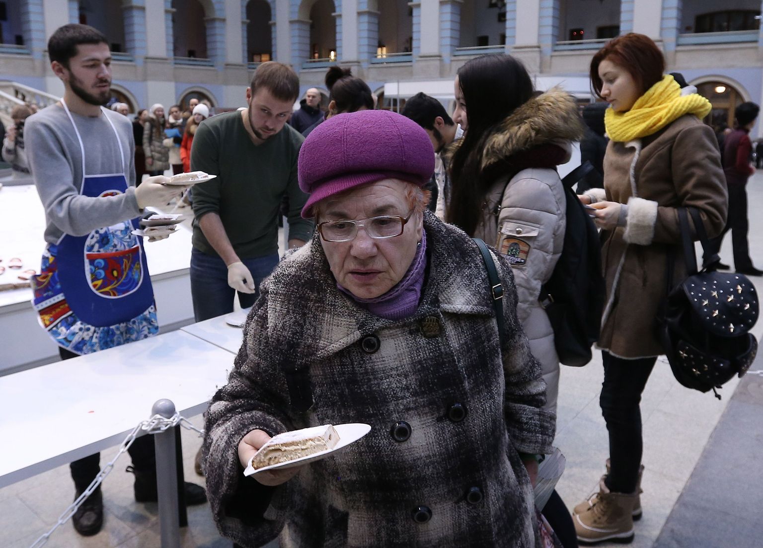 Vene võimud löövad süveneva kriisi taustal järjest tugevamini patriotismitrummi. Sellel eile tehtud fotol jagati Moskvas rahvale tükikesi Venemaad kujutavast koogist nimega «Krimmist Vladivostokini».
