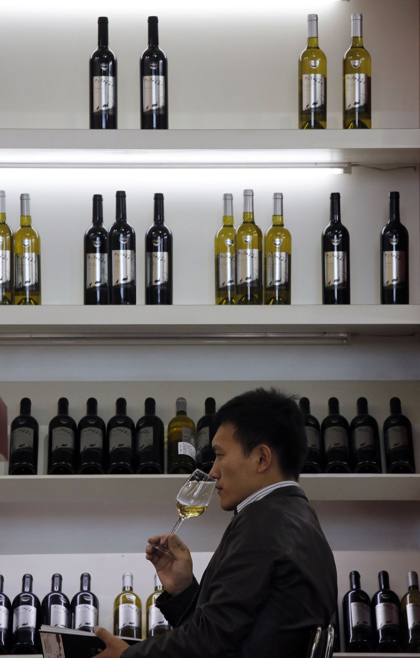 Mees maitseb Bordeaux veini Hiina veinimessil 2013. aastal.