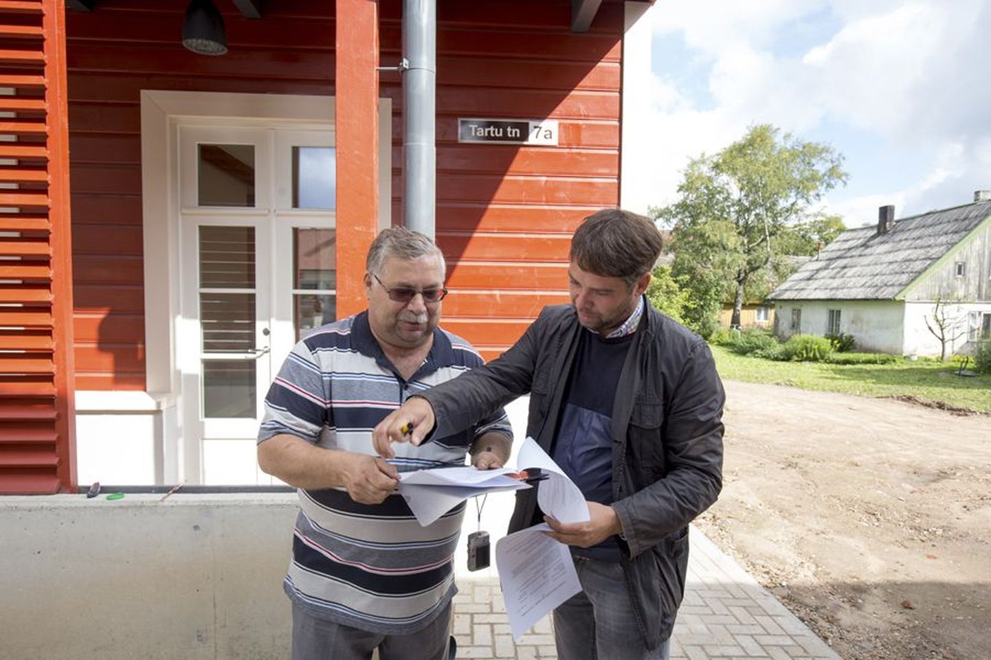 Pärlini tegevdirektor Enno Pikkpõld (vasakul) andis Laur Kivistikule eile üle Tartu tänava maja, millest saab üürikodu neljale leibkonnale. Selle taha kerkib veel neli üürimajakest.