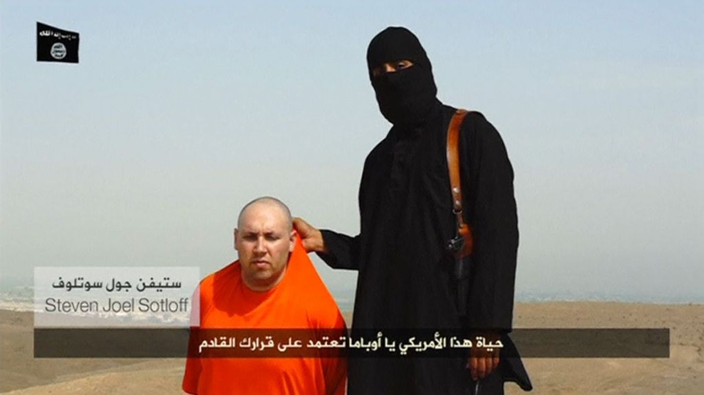 Kaader Islamiriigi videost. Vasakul USA ajakirjanik Steven Joel Sotloff.