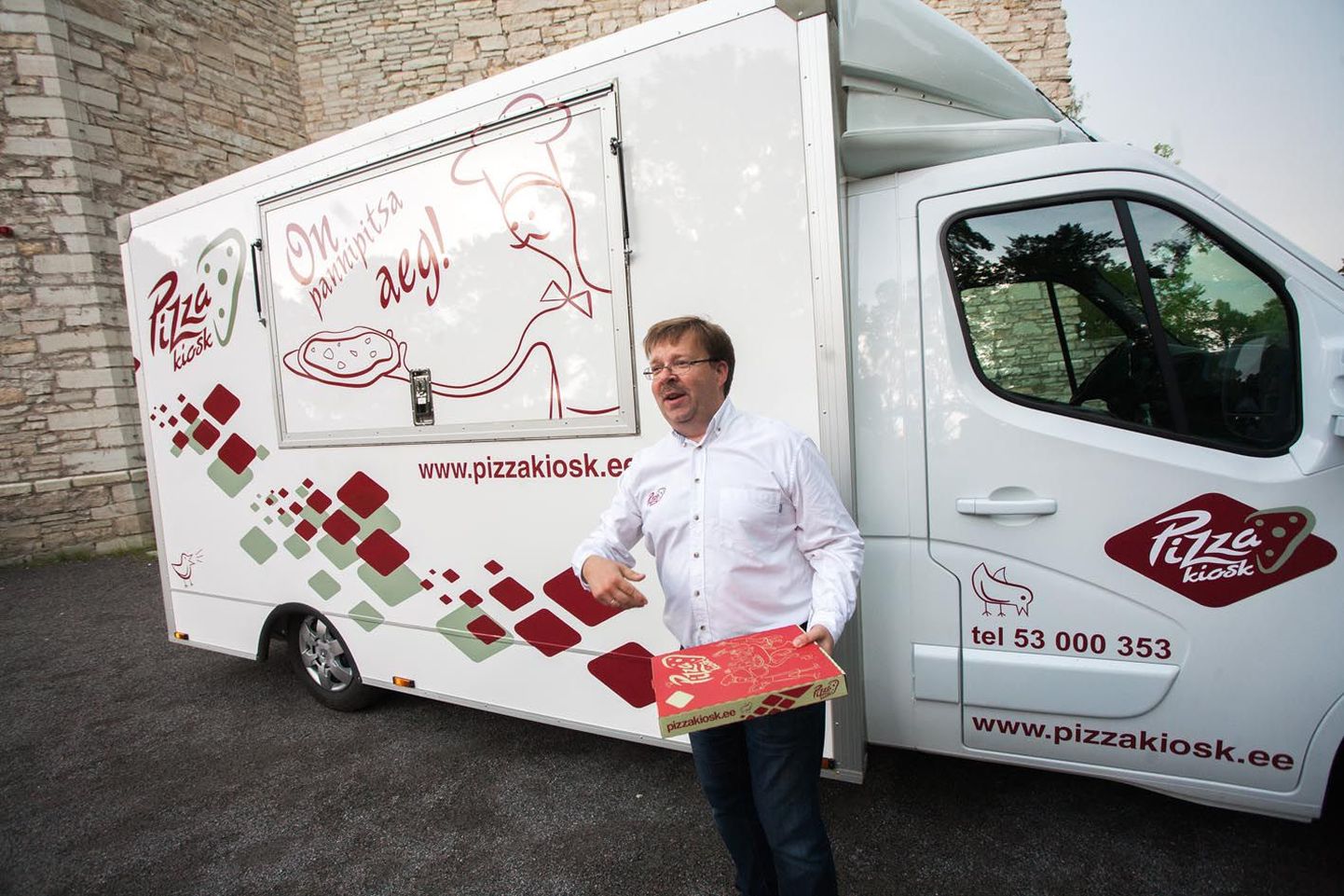 Pizzakioski omanik Kurre Ehrnsten on pitsakultuuri edenduseks soetanud isegi auto, milles on kõik seadmed toidu valmistamiseks.