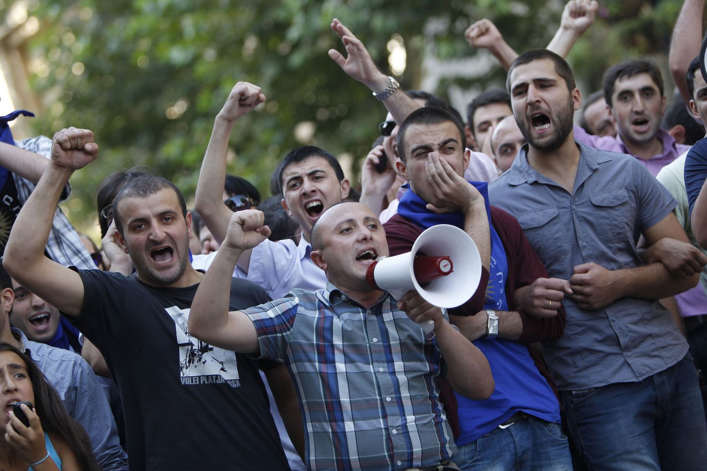 Thbilisis toimus täna vanglaskandaali pärast meeleavaldus.