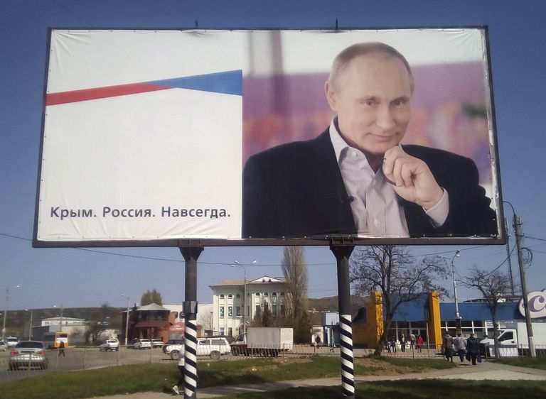 Plakat Vene presidendi Vladimir Putiniga Kertšis Krimmis. Seal seisab: «Krimm. Venemaa. Igavesti.» / Reuters/Scanpix