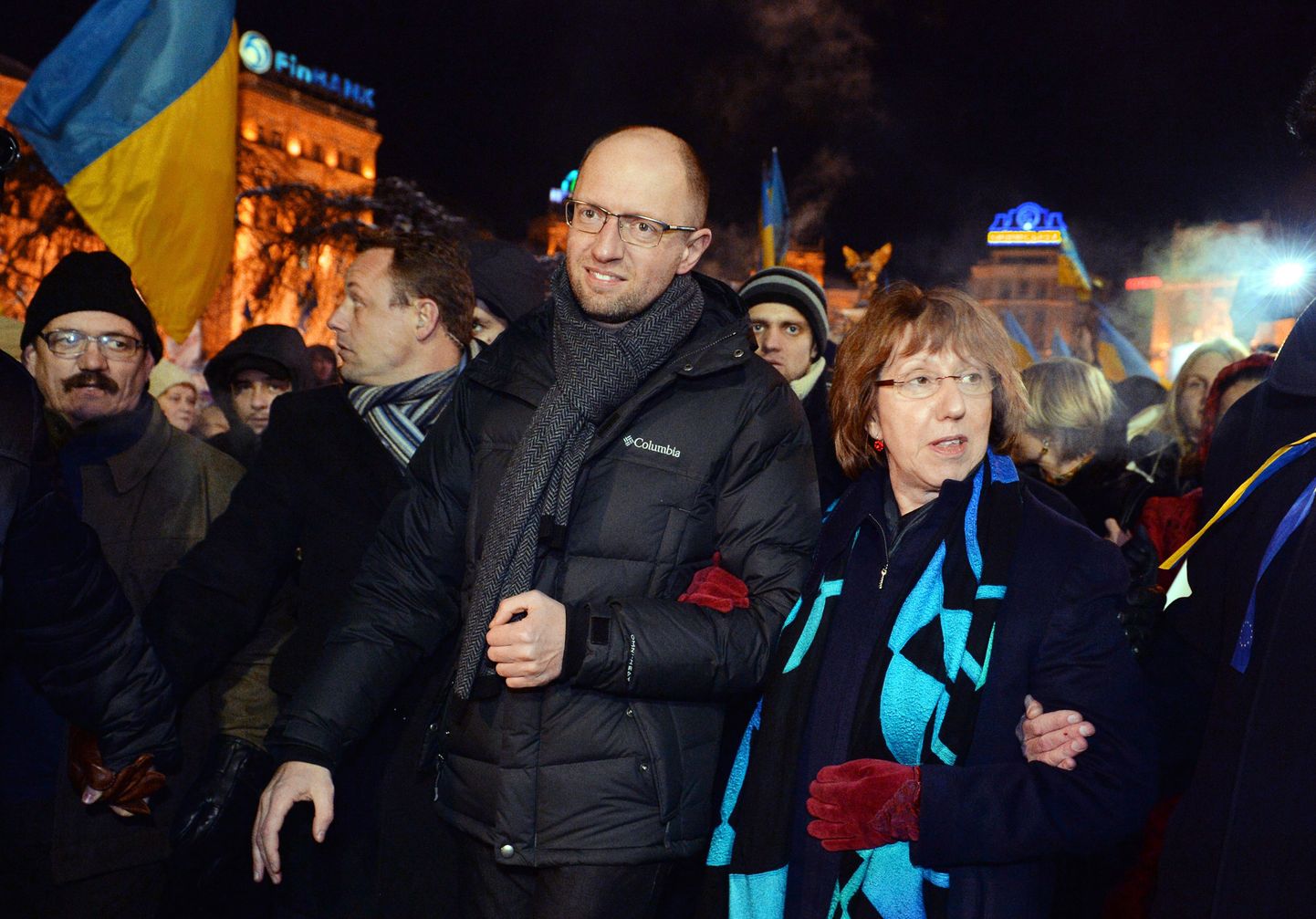 ELi välisasjade ja julgeolekupoliitika kõrge esindaja Catherine Ashton koos opositsioonipoliitiku Arseni Jatsenjukiga Maidanil 10. detsembril.