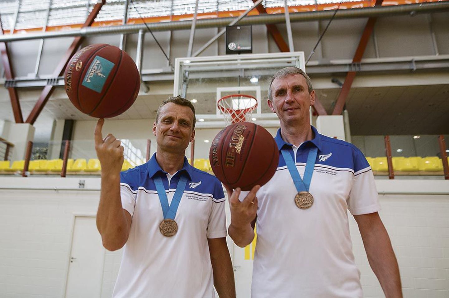 Mait Käbin ja Veljo Miklas aitasid Eesti korvpallimeeskonnal võita Uus-Meremaal pronksmedalid.