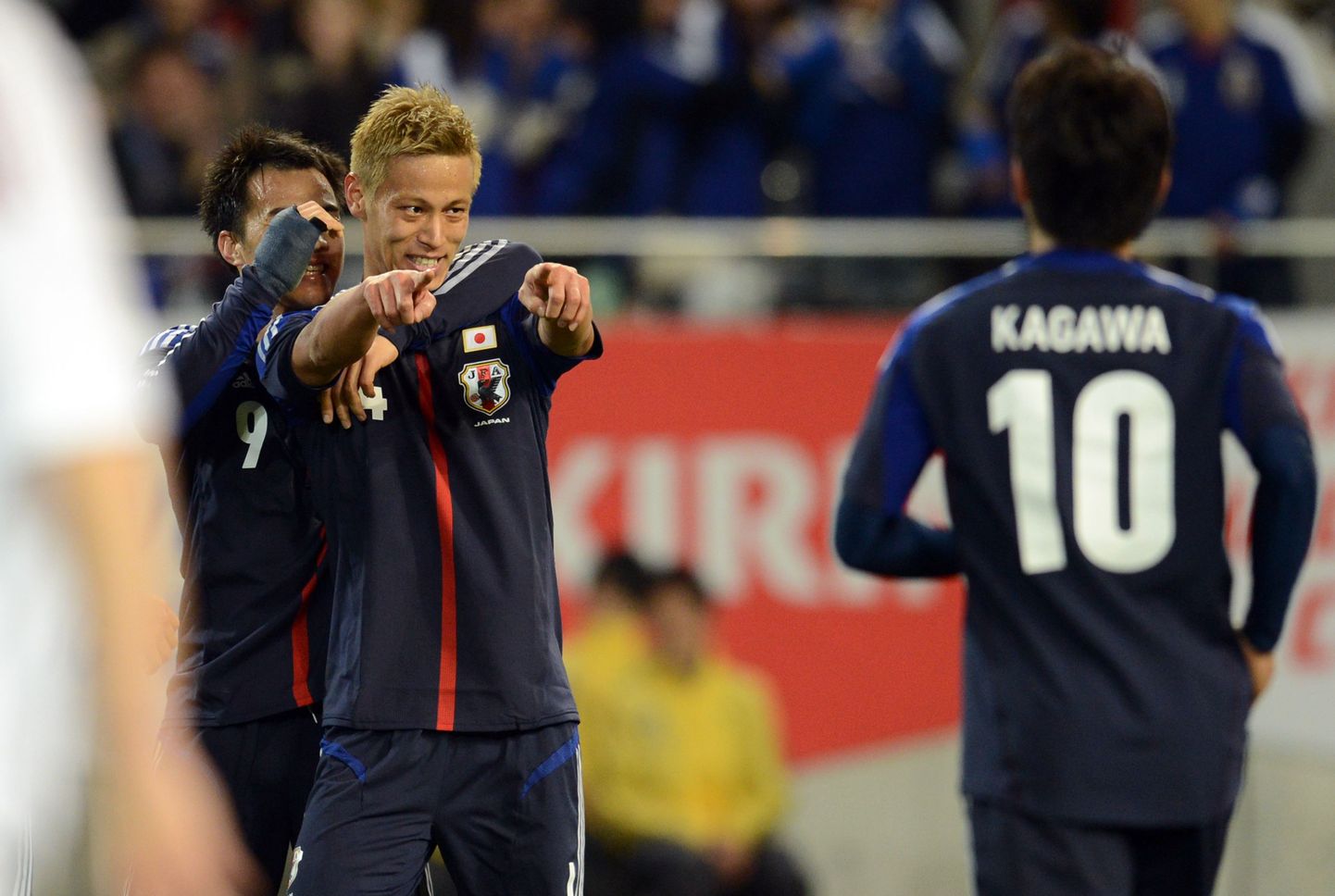 Keisuke Honda (keskel) tähistamas lätlastele löödud väravat.