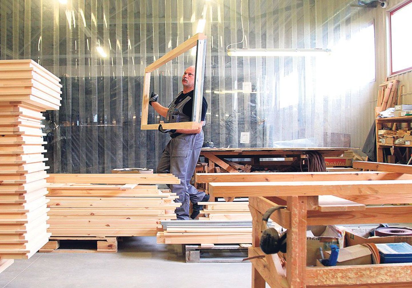 Один из цехов фирмы Orthez, производящей двери и оконные рамы для деревянных домов.